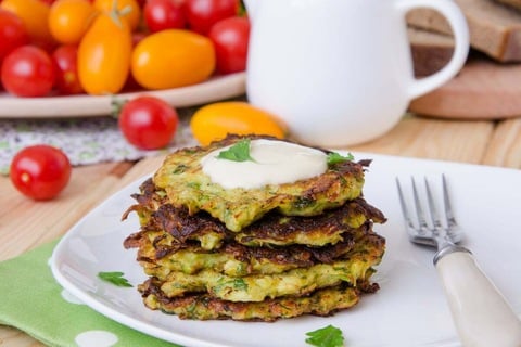 Einfaches Zucchini-Puffer-Rezept: außen knusprig, innen saftig