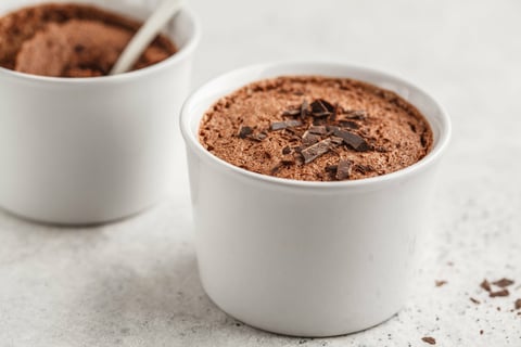 Rezept für veganes Mousse au Chocolat mit Kichererbsenwasser mit Schokoflocken Dekor.