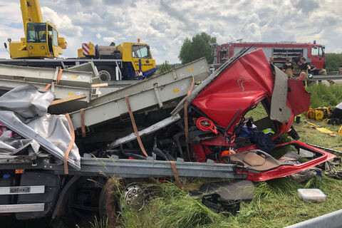 Unfall A38: Ladung Rutscht Nach Vorn Und Klemmt Lkw-Fahrer Fast Drei ...