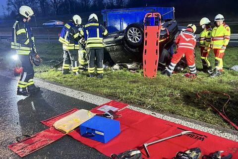 Unfall A43 Bei Sprockhövel: Auto überschlägt Sich - Fahrer Eingeklemmt!