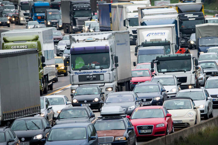 Fahrer stirbt bei Unfall mit Bier-Lkw auf A13 | TAG24