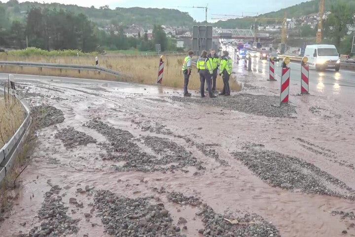 Unwetter In Baden-Württemberg: Vollgelaufene Keller Und Straßen, A8 ...