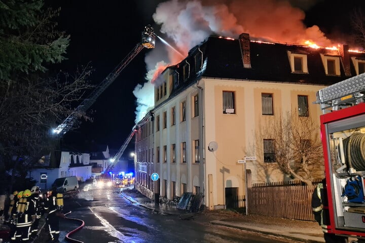 Flammen-Inferno In Elsterberg: Dachstuhlbrand Zerstört Wohnhaus