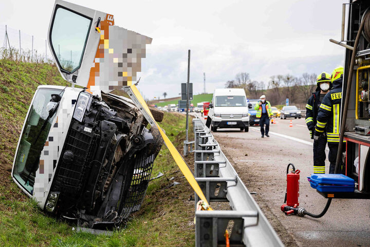 Unfall A13: Transporter Kracht Auf A13 Durch Leitplanke Und Landet ...