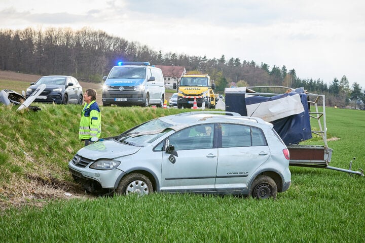 Unfall Auf B172 Bei Pirna: Auto Kommt Von Straße Ab Und überschlägt Sich!