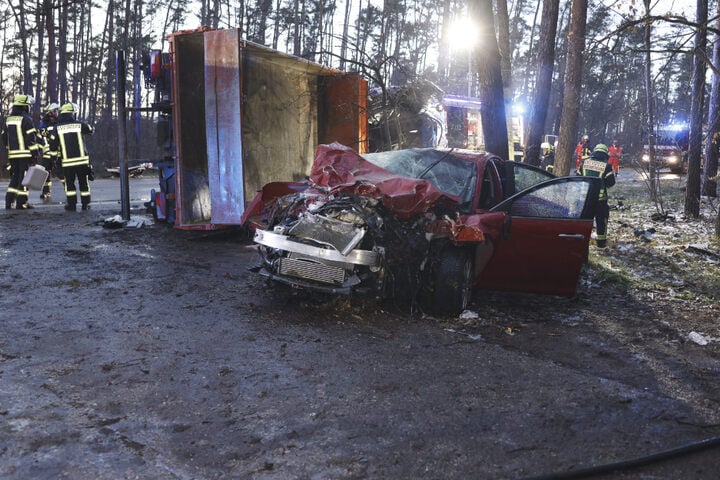 Schwerer Unfall In Bayern: Lastwagen Kracht Frontal In Alfa Romeo