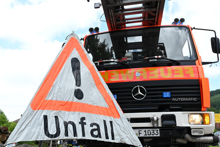 B242 nach Unfall fünf Stunden gesperrt: Autofahrer stirbt noch vor Ort