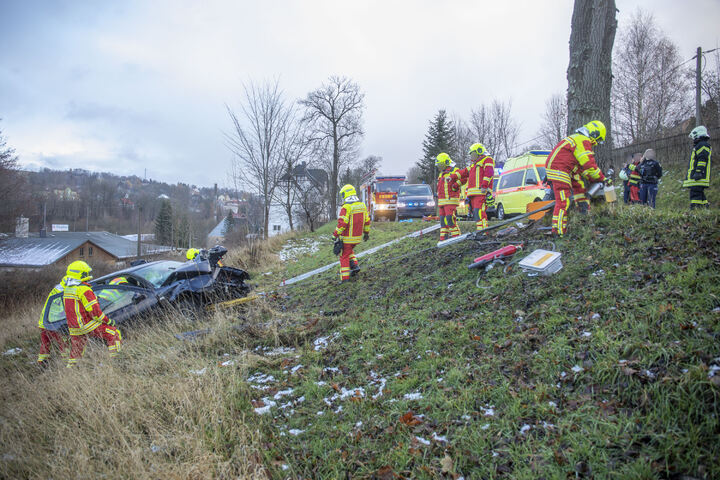 Schwerer Unfall Im Erzgebirge Vw Kracht Gegen Baum Und Rutscht Abhang