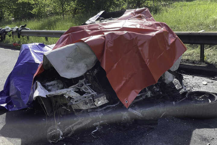 Horror-Crash: Drei Menschen Sterben Nach Unfall Auf Bundesstraße