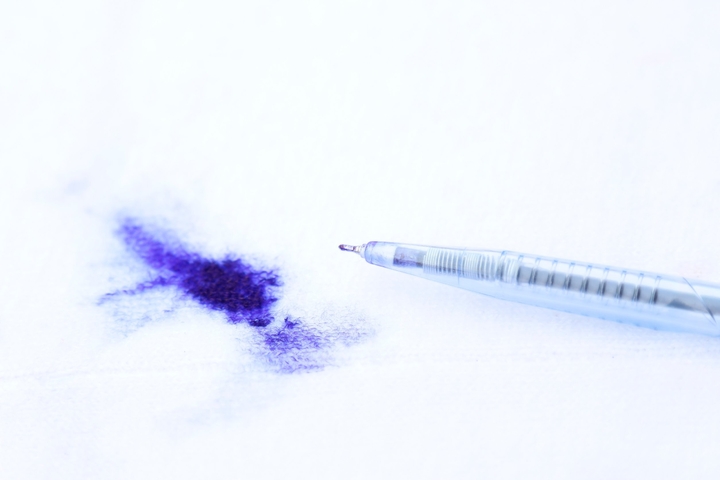 Wie Kriegt Man Kugelschreiber Von Papier Weg Kugelschreiber entfernen: So kriegt man die Flecken weg! | TAG24