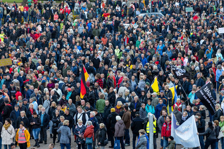 Riesen-Demos In Mecklenburg-Vorpommern! Über 10.000 Menschen ...