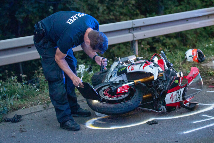 Unfall A46: Biker (60) Stirbt Bei Heftigem Unfall Auf Der A46