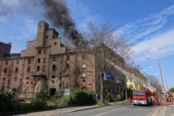 Dresden Brand in ehemaliger Malzfabrik Kameraden melden FeuerAus!