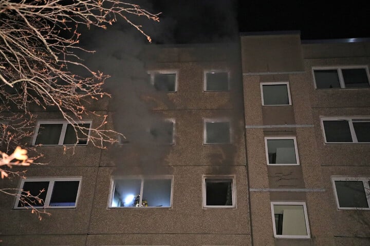 Wohnungsbrand in Dresden Ein Bewohner im Krankenhaus, 19