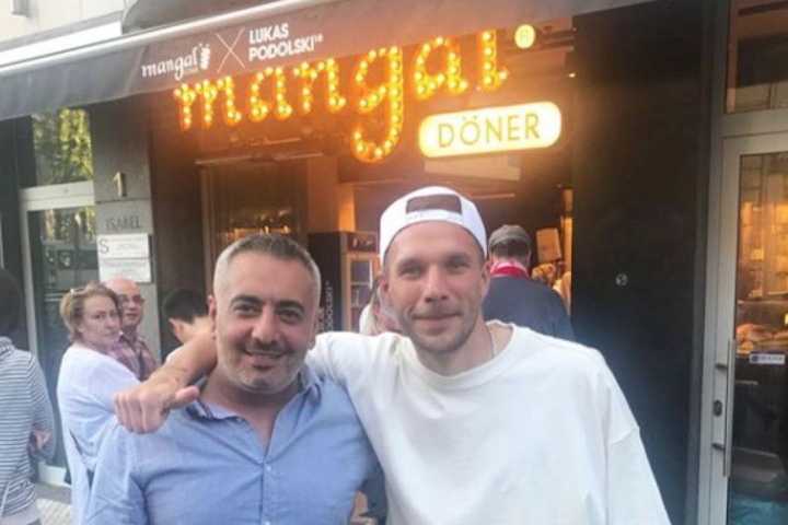 Was macht Lukas Podolski in dieser Eisdiele und beim Döner ...