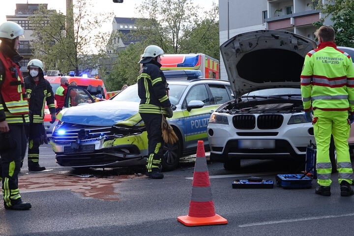 Polizeistreife Während Einsatzes In Leipzig-Reudnitz In Crash Verwickelt!