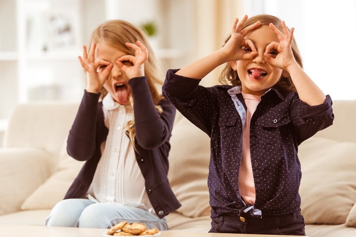 Was Hängt An Der Wand Und Gibt Jedem Die Hand Witze für Kinder: Die 25 besten, lustigsten und einfachsten Witze