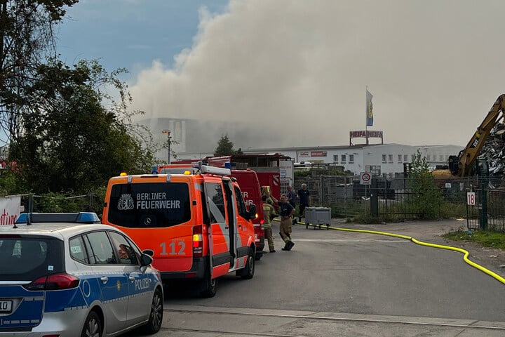 Rauchwolke über Berlin: Lagerhalle Brennt, Türen Und Fenster Sollen ...