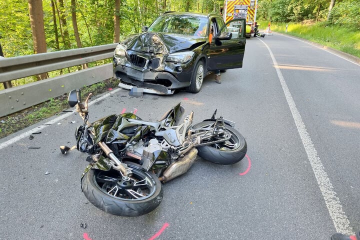 Schwerer Unfall Bei Augustusburg: Bikerin Kracht Frontal In BMW