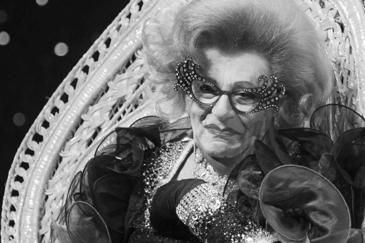 Nach OPKomplikationen Comedian Barry Humphries mit 89 Jahren gestorben