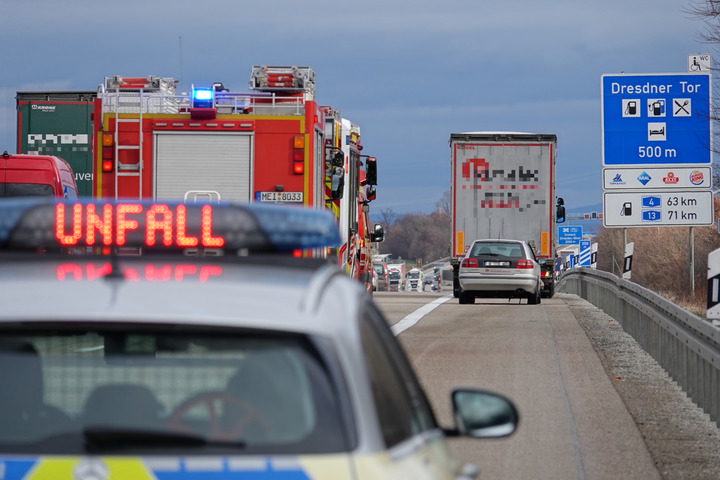 5367761829672570408alleunfall Auf A4 Bei Dresden Lkw Prallt Auf Transporter Beide Inhtml