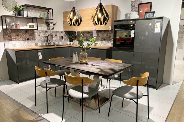 Porta Küchenwelt räumt den Markt und