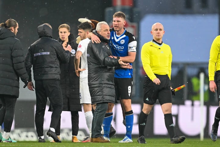 Erzgebirge Aue: Trainer Pavel Dotchev Sitzt Nach Ampelkarte Gegen ...