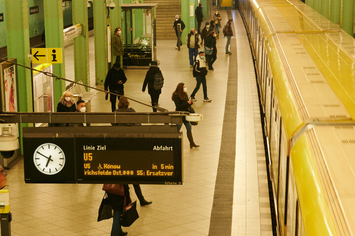 Alexanderplatz Frau Zündet Sich An Video