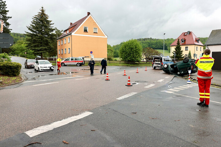 Unfall in Pirna Toyota überschlägt sich, Fahrer (48