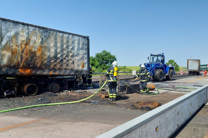 Feuer Auf A14: Lkw Mit Säure Geht In Flammen Auf - Gefahrgut-Einsatz ...