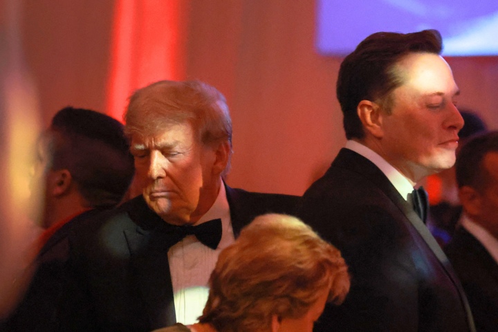 Elon Musk has reportedly been crashing at Trump's Mar-a-Lago estate ...