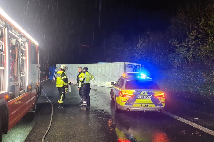 A61 Bei Bergheim Nach Unfall Gesperrt! Lkw Kippt Um, Feuerwehr Muss ...