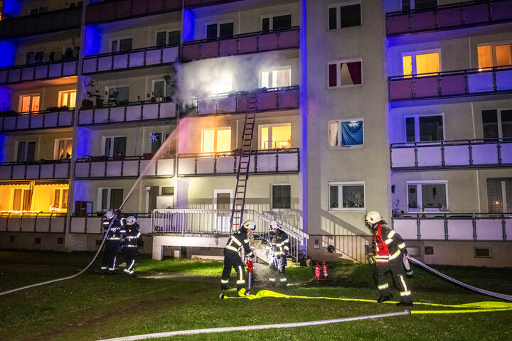 BalkonBrand in Pirna Feuerwehr evakuiert Mehrfamilienhaus!
