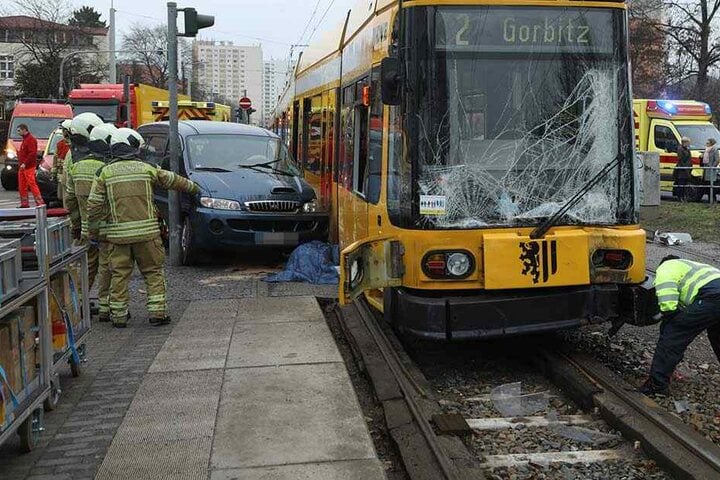 Dresden: Fahrerin Stirbt Nach Schwerem Crash Mit Straßenbahn