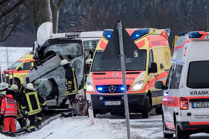 Unfall-Drama Im Erzgebirge! Fünf Menschen Verunglücken Mit Bus