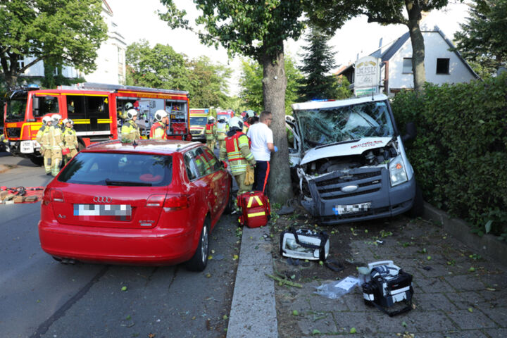 Dresden: Schwerer Unfall Mit Eingeklemmten Personen