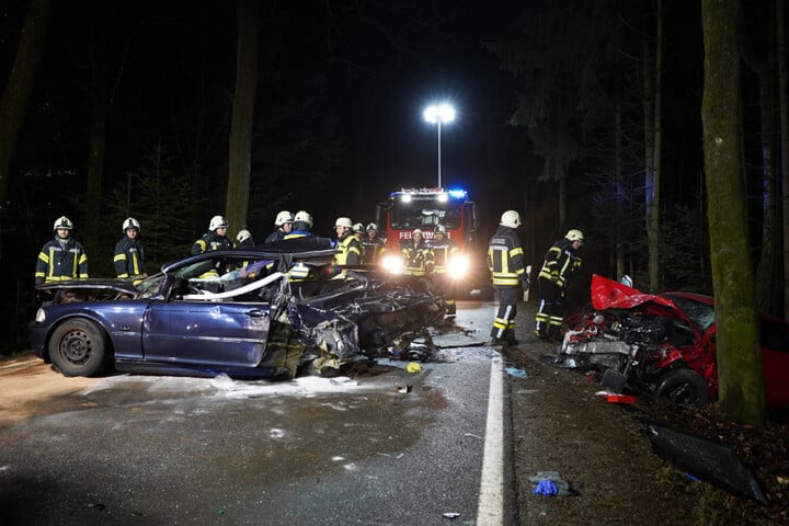 F Nf Verletzte Bei Unfall In Bayern Autos Krachen Frontal Ineinander