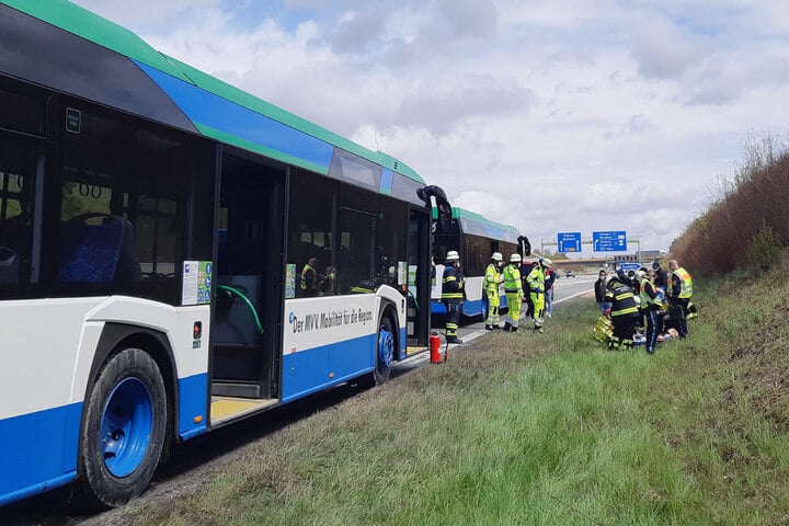 München: Linienbus Fängt Auf Autobahn Feuer - Vier Personen Verletzt