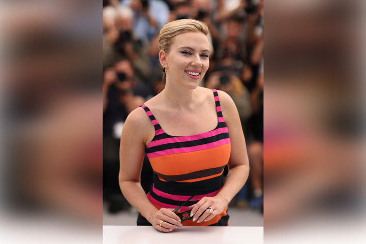 Scarlett Johansson Entblößt Im Flugzeug Aus Versehen Ihre Vulva