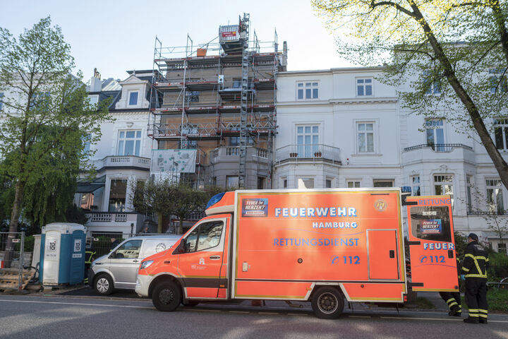 Schwerer Arbeitsunfall In Hamburg-Harvestehude: Arbeiter Stürzt Von Gerüst