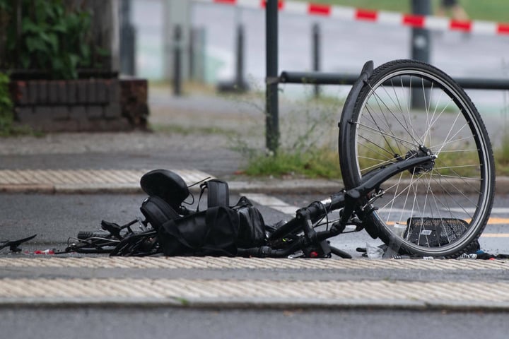 Berlin: Horror-Unfall Mit 16-Tonner - Radfahrerin Von Betonmischer ...