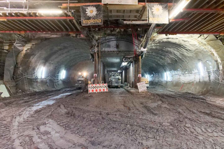 Berlin UBahnRohbau fertig Bürgermeister Müller feiert