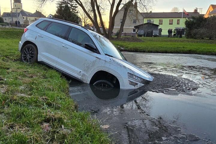 RosenbachLeubnitz Senior versenkt Auto in Teich