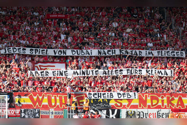 Union-Fans Schießen Im DFB-Pokal Mit Banner-Aktion Gegen Den DFB!