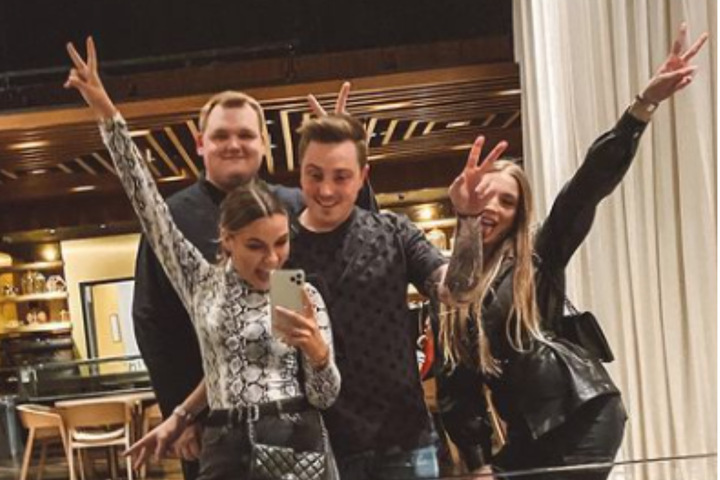 Dagi Bee in tiefer Trauer, ihr guter Freund Paco ist tot: 