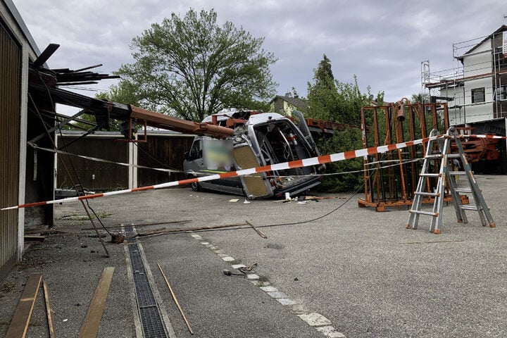 Baukran kippt um und kracht auf Sprinter und Garage TAG24