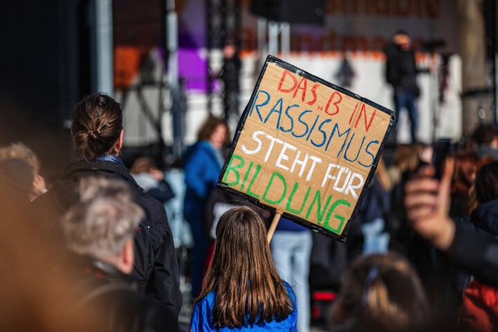 Demo Gegen Rechts: Über 13.000 Menschen Bilden Brandmauer In Dresden!