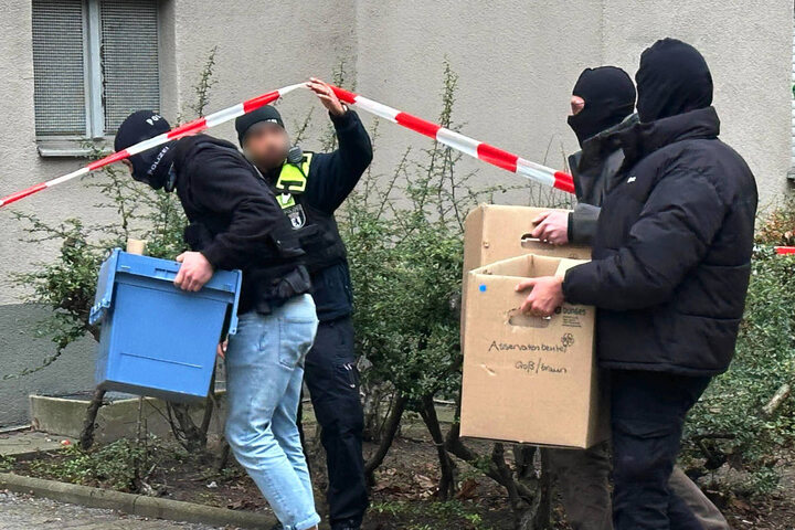 Berlin: Ermittler Machen Spektakulären Fund In Wohnung Von Ex-RAF ...