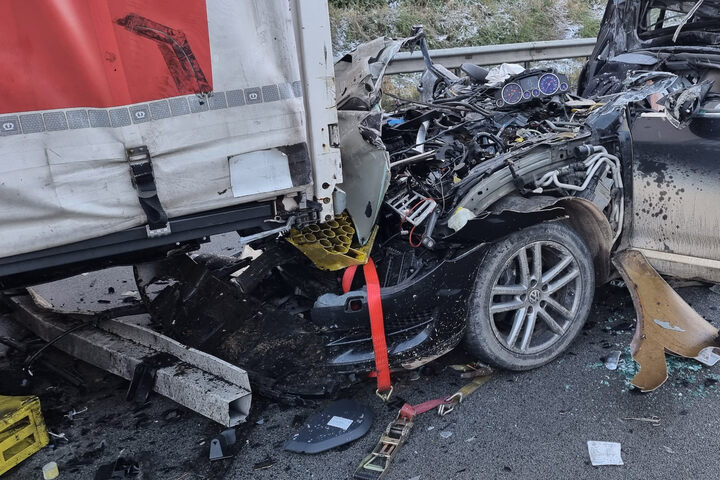 Horror-Crash auf der A61: VW-SUV rast unter Lkw, doch es kommt noch ...