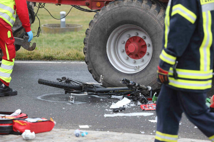 Tödlicher Unfall! Radfahrer Wird Von Traktor überrollt Und Stirbt